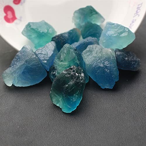 Rå blå fluoritstenar på bord.