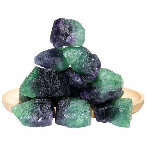 Rå fluoritenar staplade på träfat.