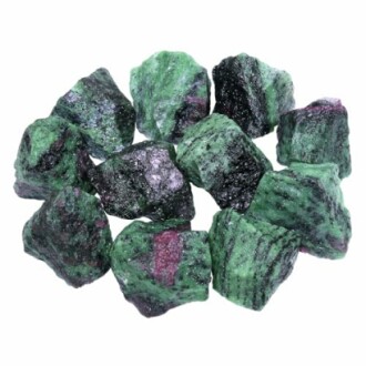 Grova rubin-zoisit stenar på vit bakgrund