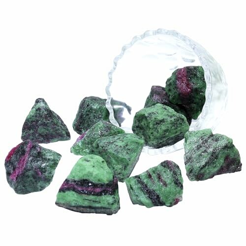 Oslipade rubin zoisitstenar i en glasbehållare.