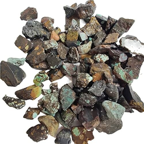 Oregelbundna turkosa stenar på vit bakgrund.