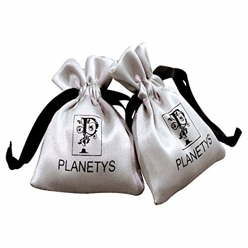 Två vita silkespåsar med Planetys logotyp.