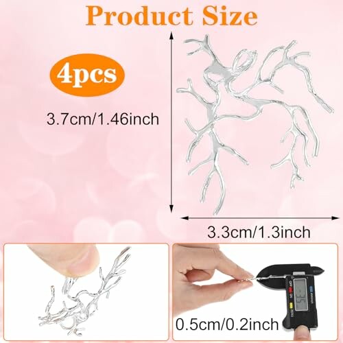 Silverfärgade grenformade dekorationer i olika storlekar.