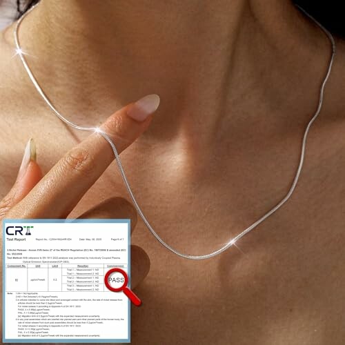 Person som bär ett silverhalsband med ett testdokument.