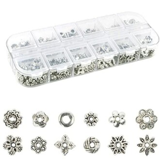 Silverfärgade mellandelar i en plastlåda