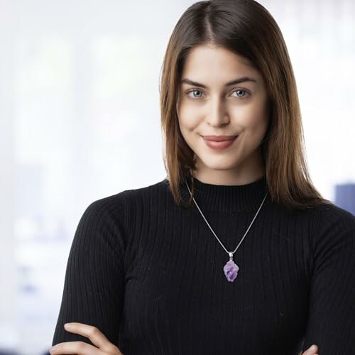 Leende kvinna med halsband