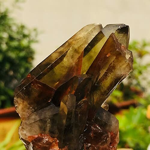 Rökig kvarts kristall i naturen