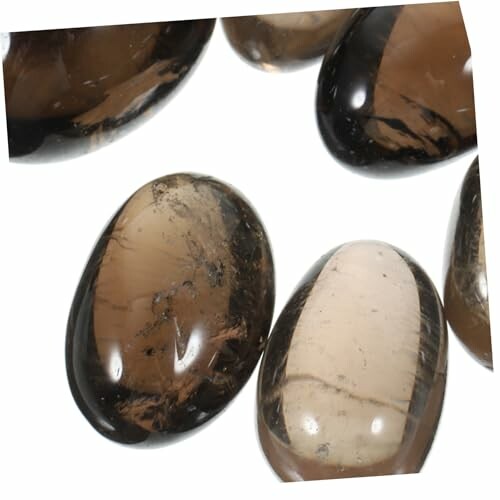 Rökig kvartsstenar på vit bakgrund.