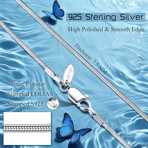 Silverhalsband med blå fjärilar och textdetaljer