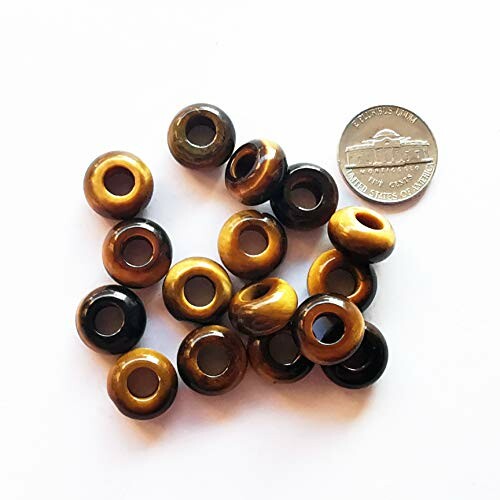 Runda tigeröga-pärlor och ett mynt.