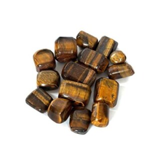 Polerade tigeröga stenar på vit bakgrund