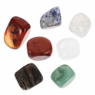 Olika polerade ädelstenar på vit bakgrund.