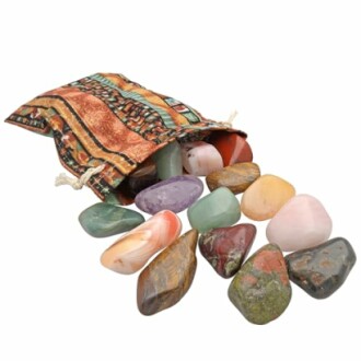 En påse med slipade ädelstenar i olika färger.