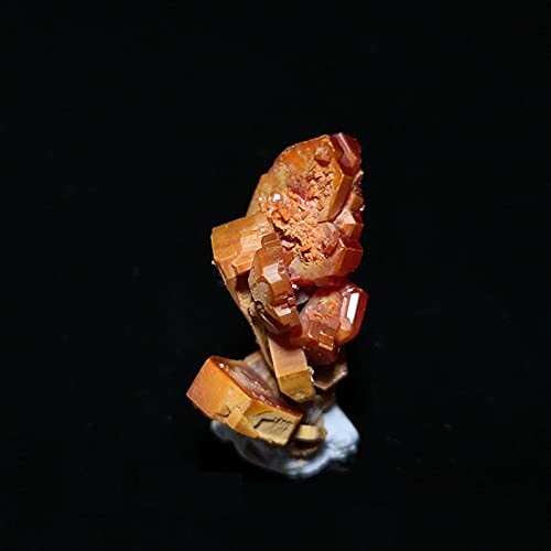 Vanadinitkristall på svart bakgrund.