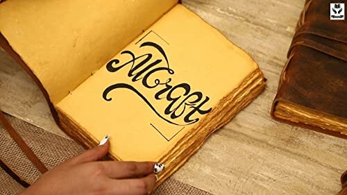 Öppen gammal bok med kalligrafi