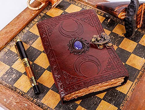 Vintage läderanteckningsbok på ett schackbräde.