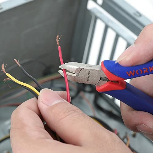 Person använder avbitartång för att klippa en kabel