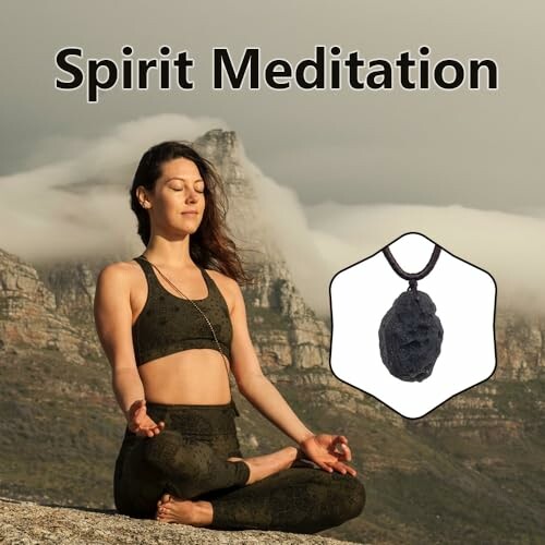 Kvinna mediterar utomhus framför ett berg.