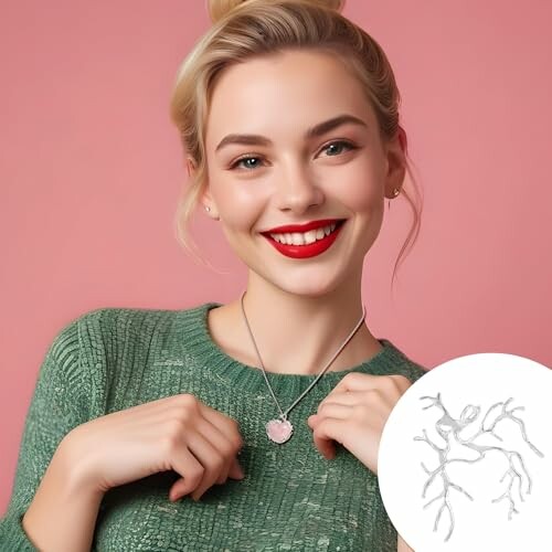 Leende kvinna med halsband mot rosa bakgrund