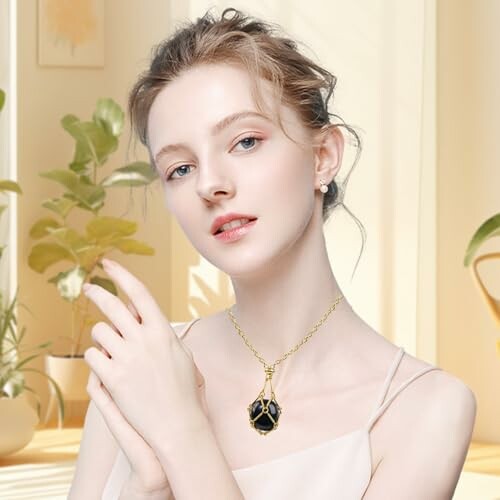 Kvinna med halsband står i ett ljust rum.