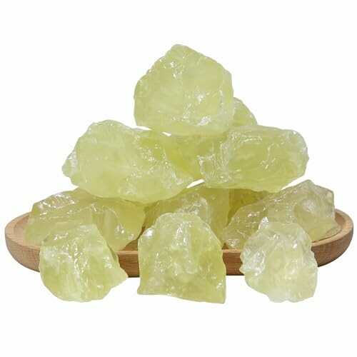 Gula hartsstenar på en träbricka.