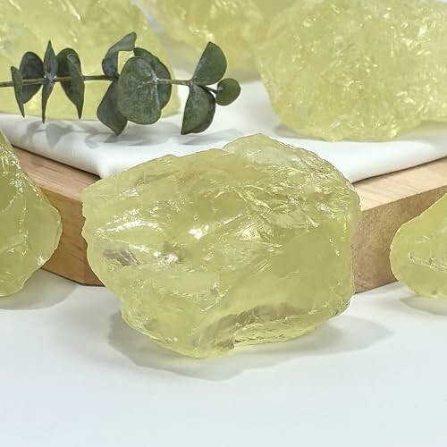 Gula hartskristaller på en träyta med eukalyptusblad.